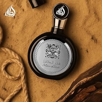 Lattafa Fakhar Black 100 ml bottle – fresh aromatic men’s fragrance with apple, lavender, and woody amber base.