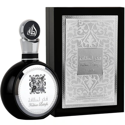 Lattafa Fakhar Black 100 ml bottle – fresh aromatic men’s fragrance with apple, lavender, and woody amber base.